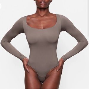 SKIMS Essential Scoop Neck Bodysuit Amethyst